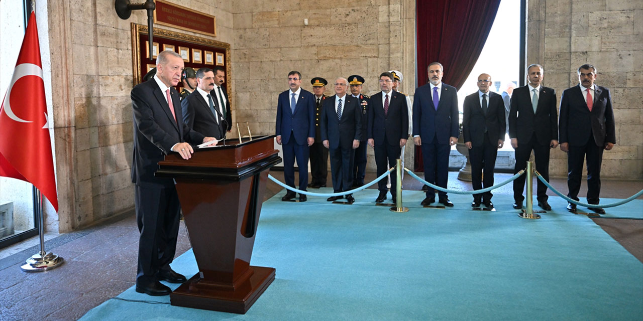 Cumhurbaşkanı Erdoğan ve YAŞ üyeleri Anıtkabir'i ziyaret etti