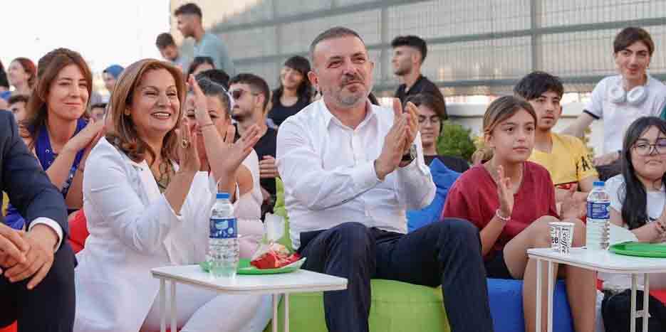 Başkan Ercan Sincanlı gençlerle birlikte şarkı söyledi