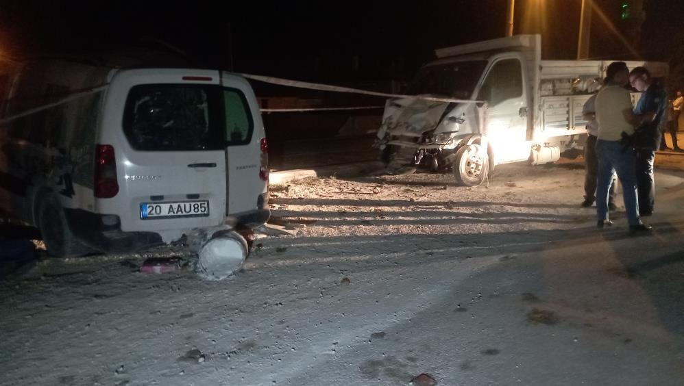 Konya'da kamyonetle araç çarpıştı : 2 ölü