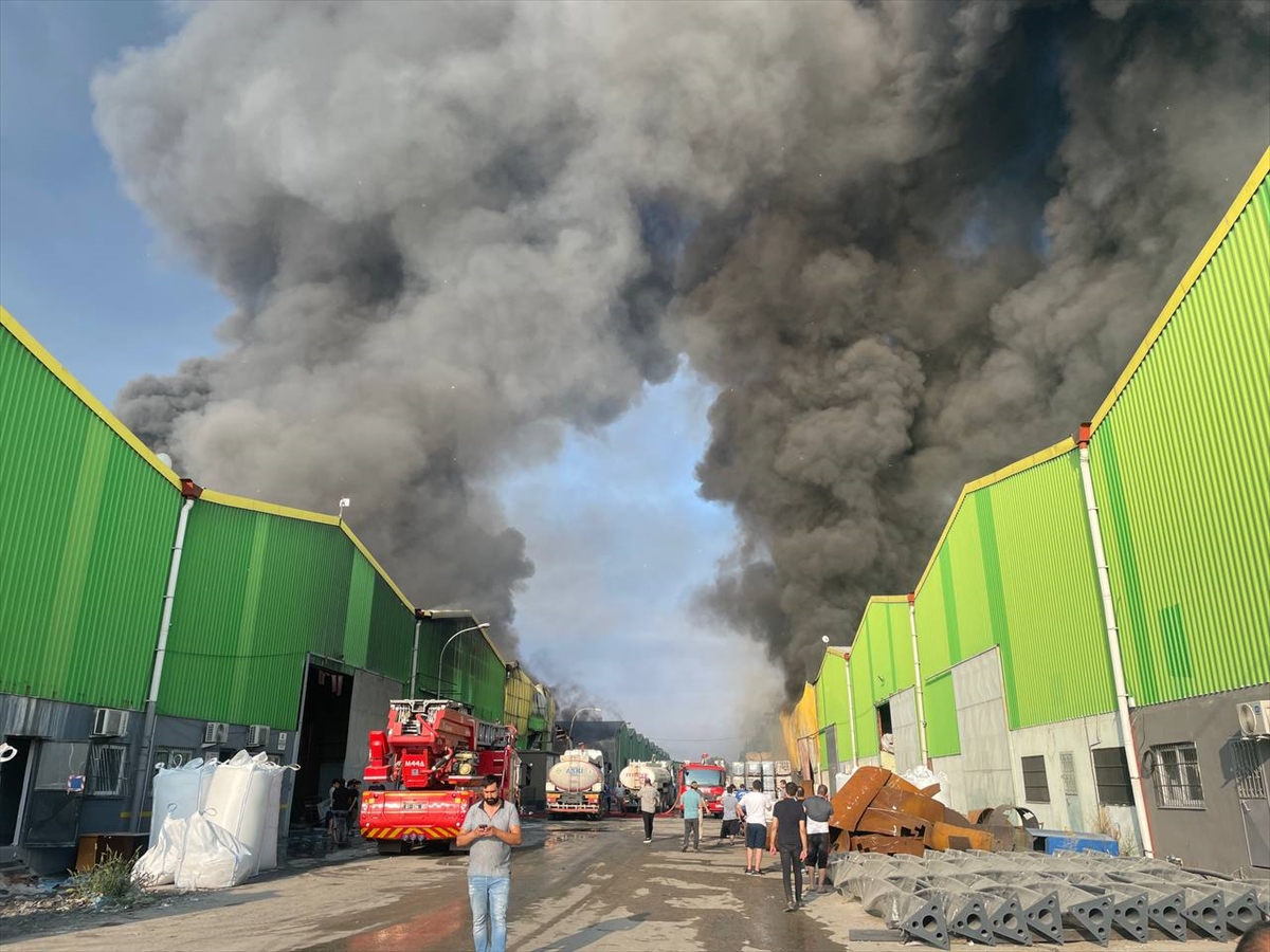 Adana'da geri dönüşüm tesisinde çıkan yangın kontrol altına alındı: 18 iş yerine sıçramıştı