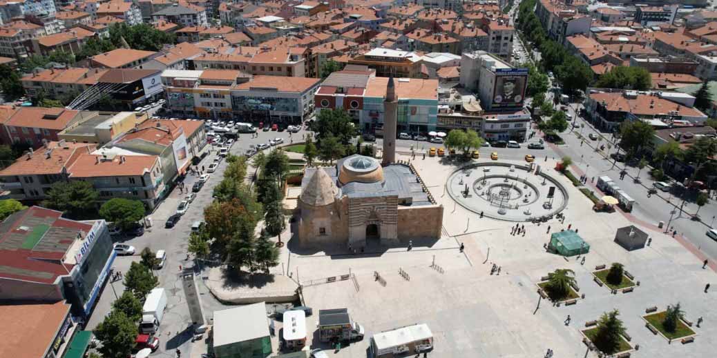 8 asırlık Cacabey Medresesi görenleri hayran bırakıyor