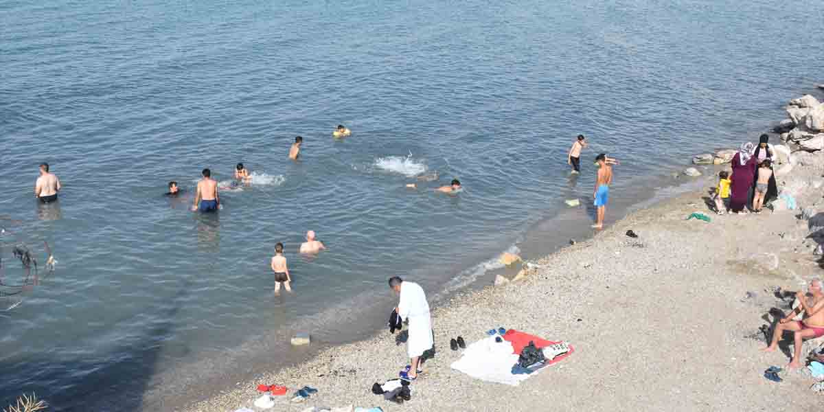 Sıcak havadan bunalan vatandaşlar Van Gölü sahillerine akın ediyor