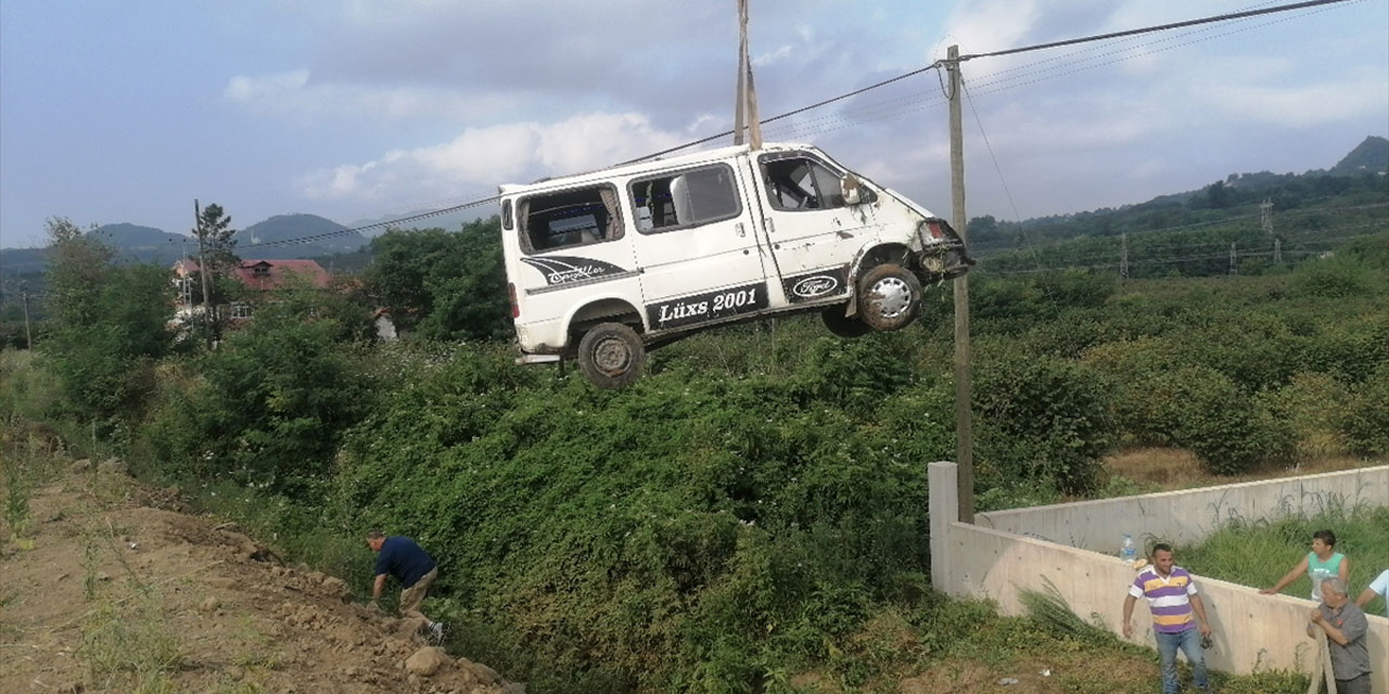 Samsun'da fındık işçilerini taşıyan minibüs devrildi