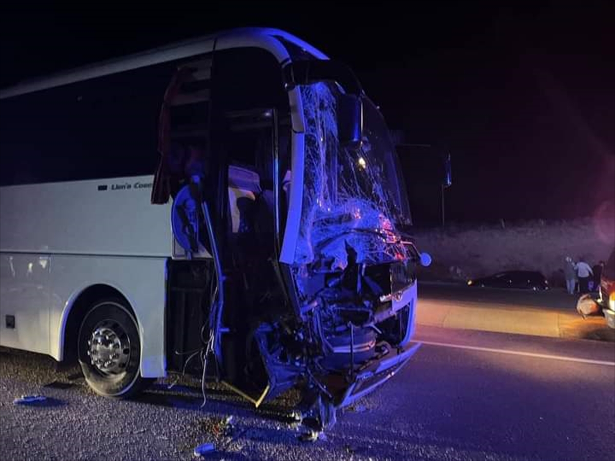 Antalya'da yolcu otobüsü ile traktör çarpıştı: 5 yaralı