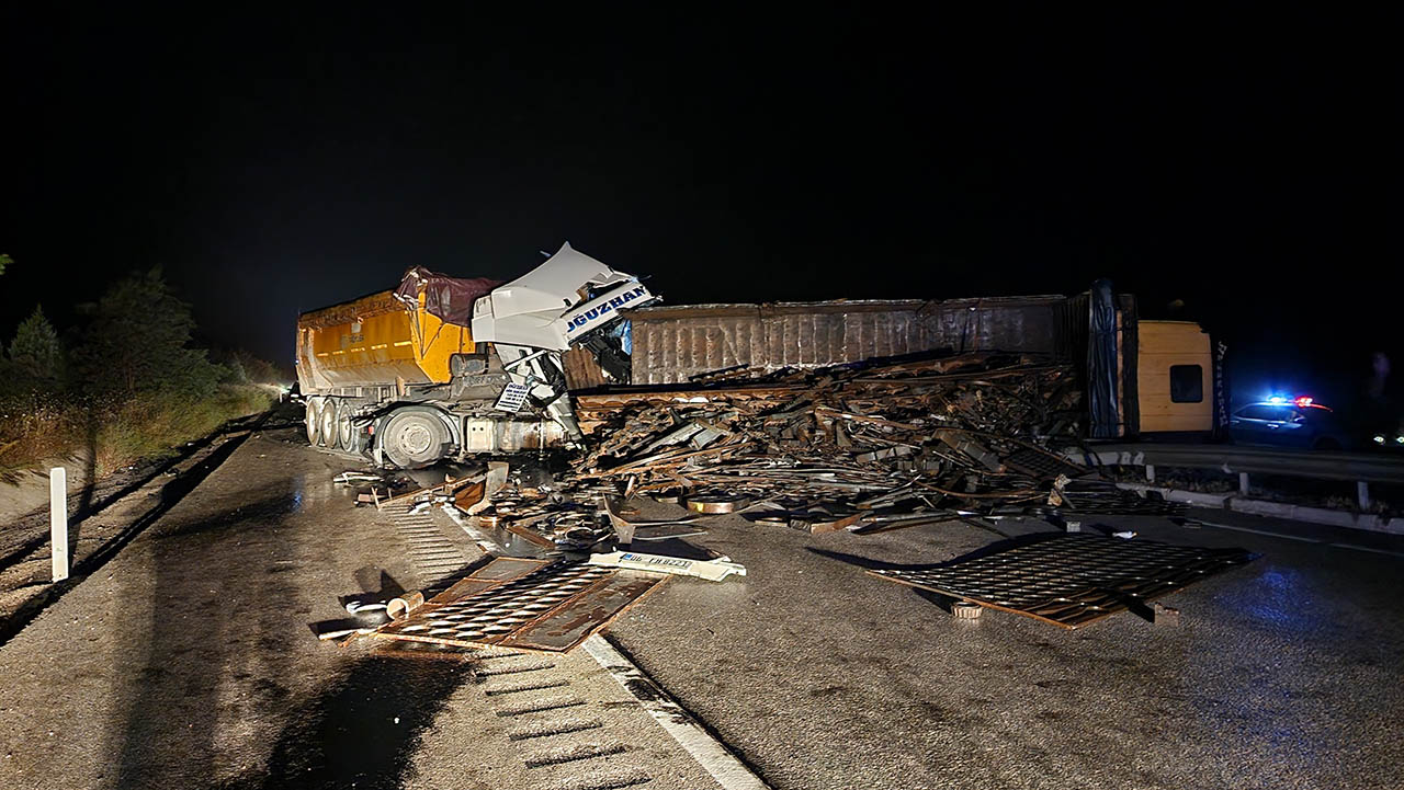 TIR, hurda yüklü kamyona çarptı: 2 yaralı