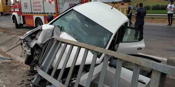 Bursa'da kontrolden çıkan araç refüje çarptı: 3 yaralı