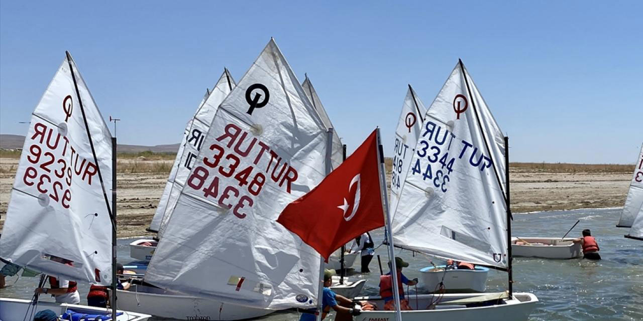 Kırşehir'de Hirfanlı Baraj Gölü Optimist Yelken Yarışı coşkusu