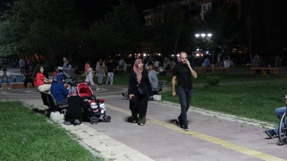 Malatya'da vatandaşlar geceyi sokakta geçiriyor