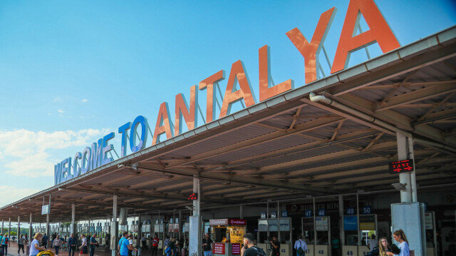 Antalya'ya akın ettiler! Bu yıl hava yoluyla gelen turist sayısı 9 milyonu aştı!