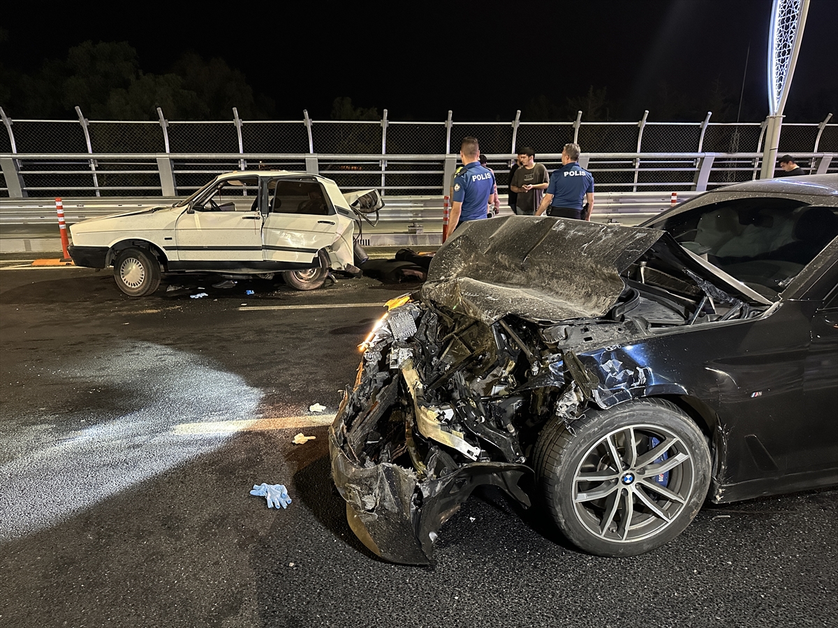 Adana'da iki otomobil çarpıştı: 1 ölü, 1 yaralı