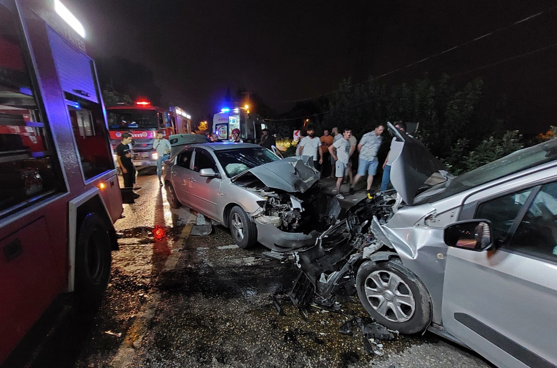 Sakarya’da otomobil ile hafif ticari araç kafa kafaya çarpıştı: 5 yaralı