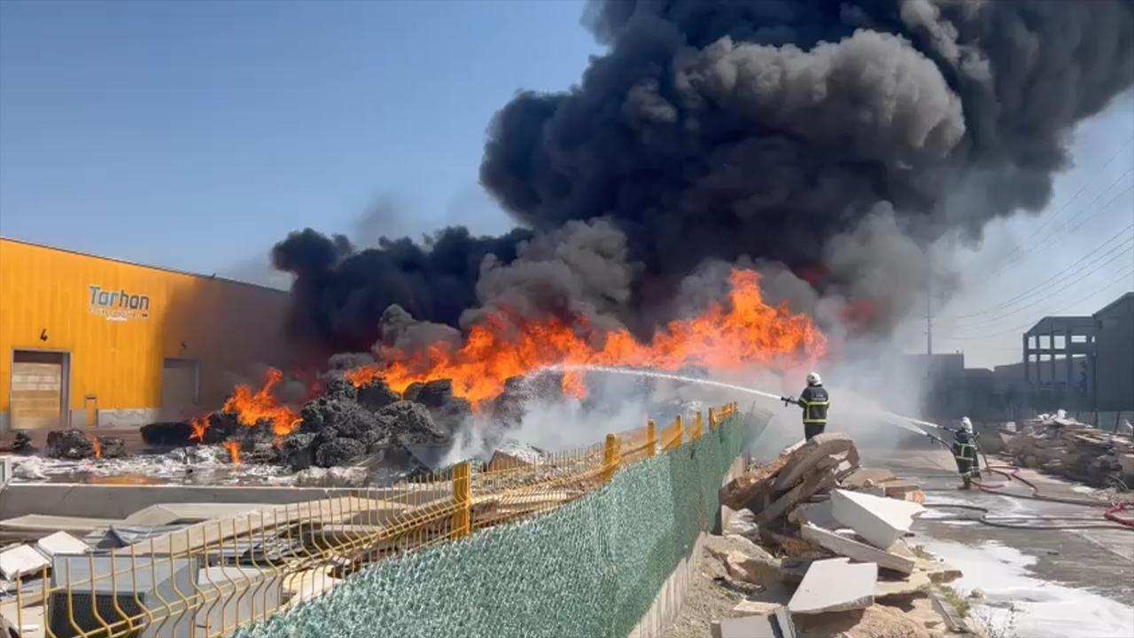 Aksaray'da geri dönüşüm fabrikasında yangın!