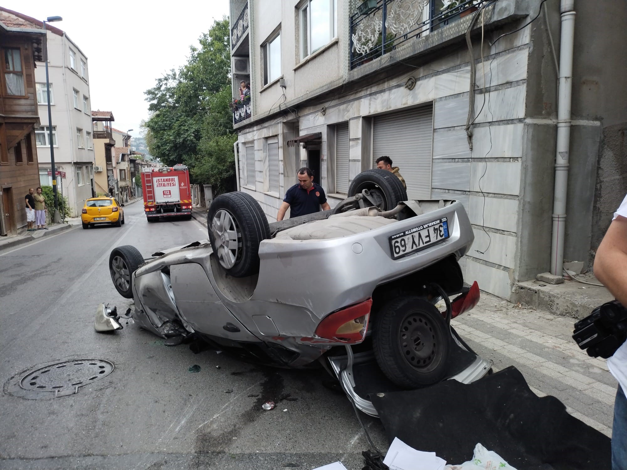 Üsküdar’da kontrolden çıkan araç direğe çarptı: 5 yaralı