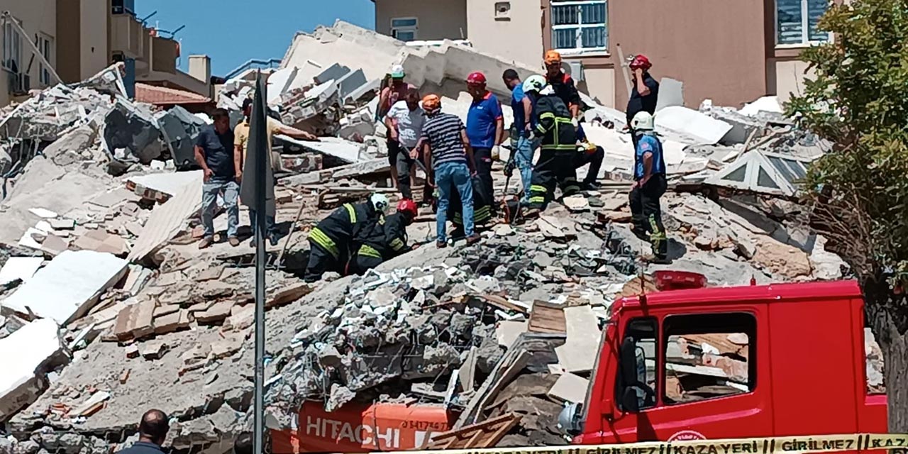 Gaziantep'te hasarlı bina çöktü, kepçe operatörü hayatını kaybetti