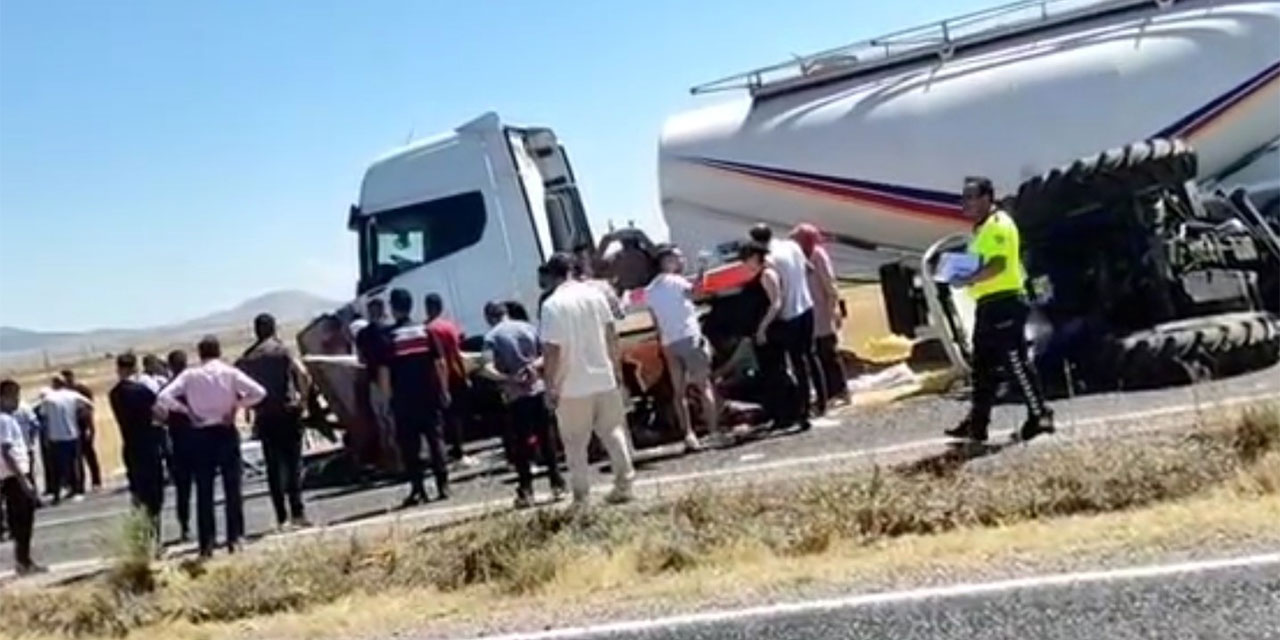Aksaray'da TIR traktöre çarptı: 1 kişi hayatını kaybetti
