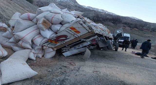 Ankara Beypazarı'nda saman yüklü kamyonet devrildi: 1 kişi hayatını kaybetti
