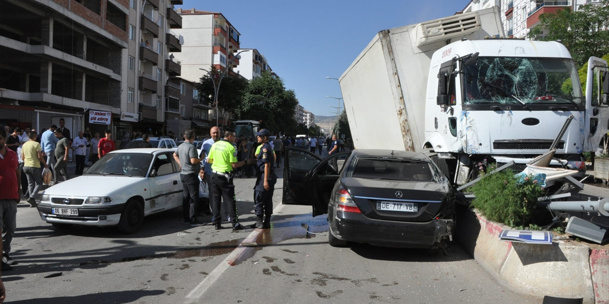 Yozgat'ta freni patlayan kamyon dehşet saçtı