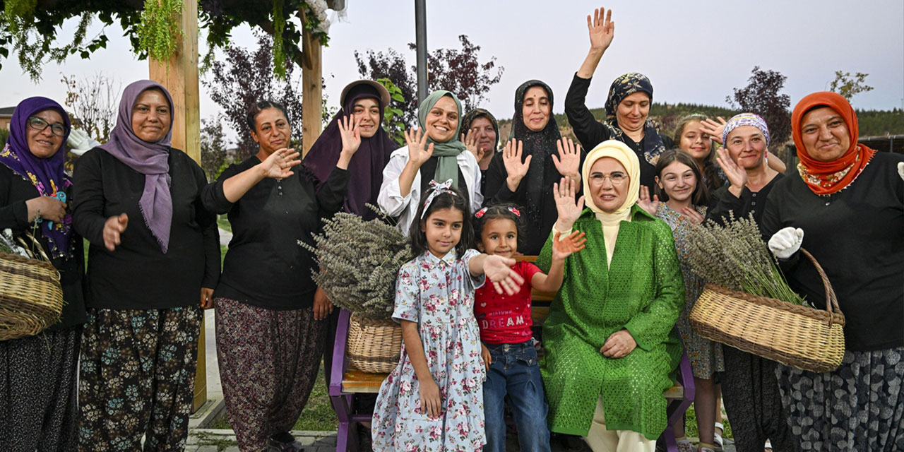 Emine Erdoğan, Ankara'da Ekolojik Köy ziyareti ve lavanta hasadı yaptı