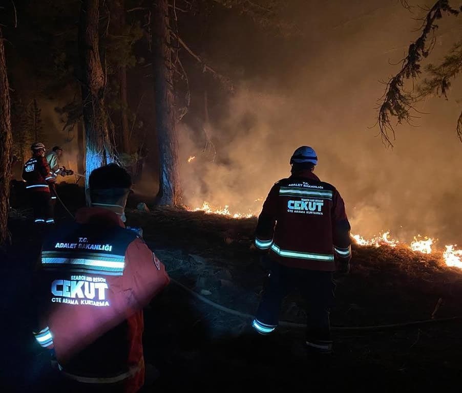 Bakan Tunç: CEKUT ekipleri Çanakkale'deki orman yangını için 13 farklı ilden yola çıktı