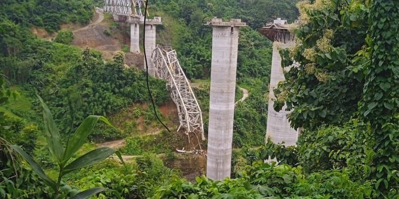 Hindistan'da demiryolu köprüsü çöktü: 17 ölü