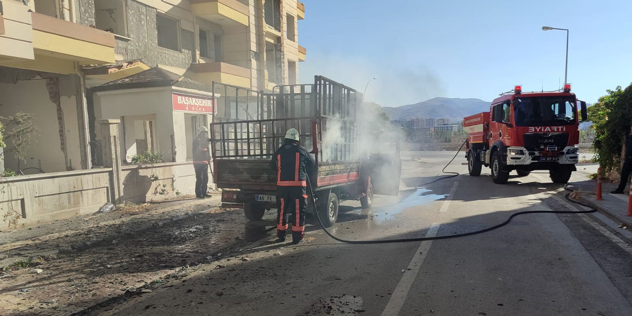 Malatya'da bir kamyonetin kasasında yangın çıktı!