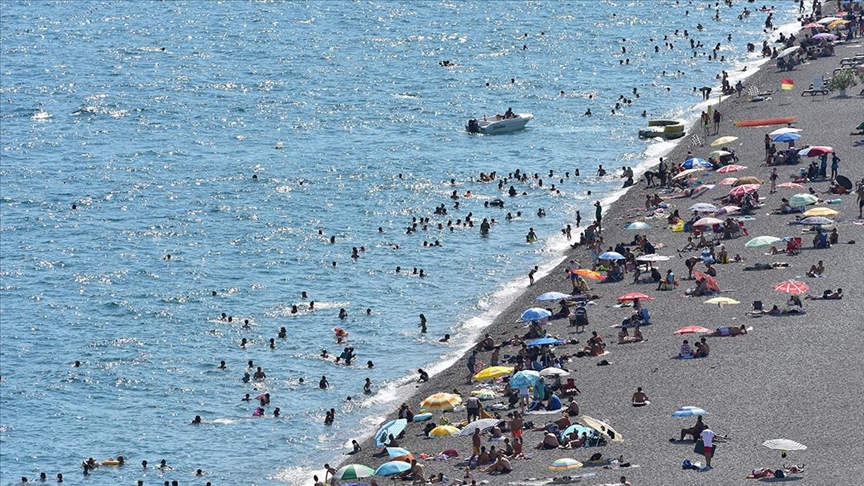 Antalya'da serinlemek isteyenler sahillere akın etti