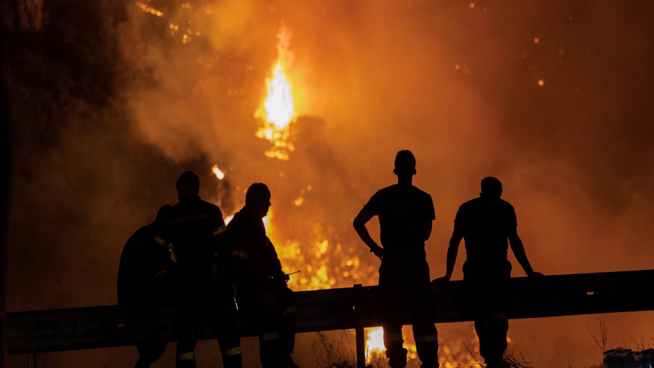 Yunanistan’da son 20 yılın en büyük yangını yaşanıyor