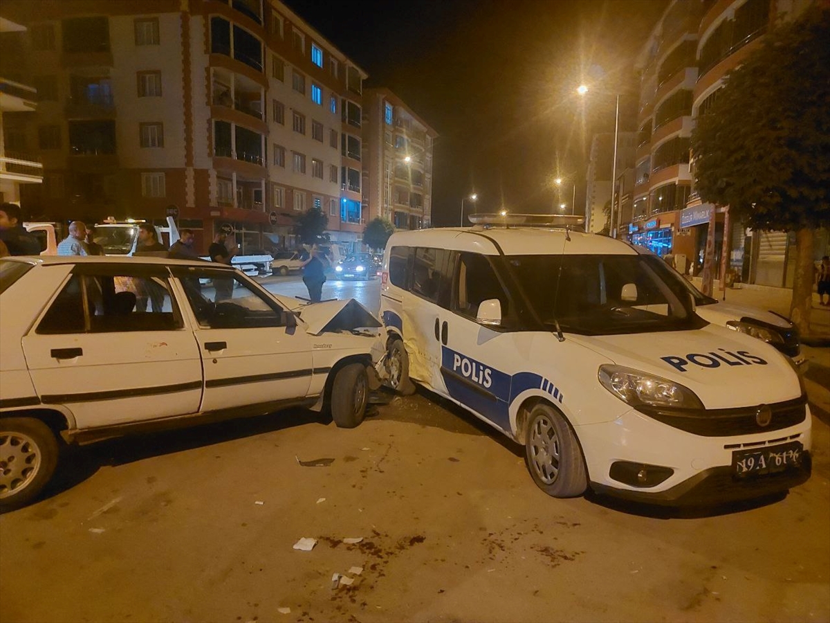 Çorum'da otomobil park halindeki polis aracına çarptı