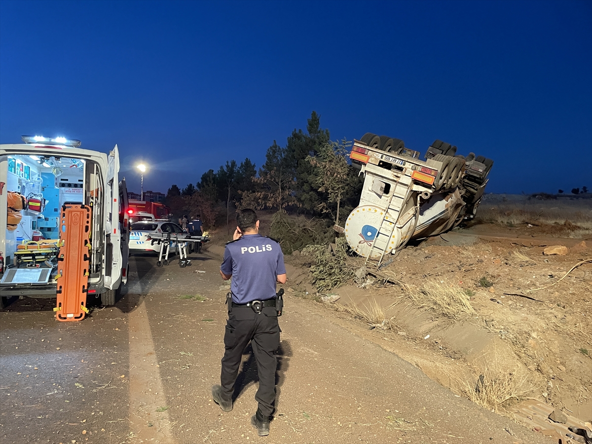 Gaziantep'te hafif ticari araçla çarpışan tırın sürücüsü hayatını kaybetti