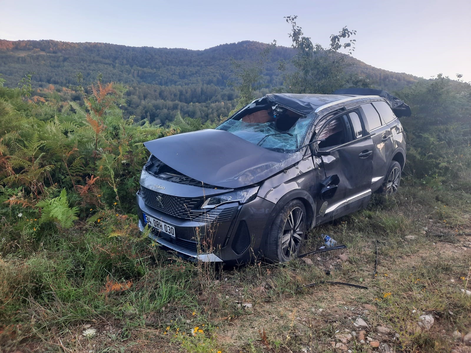 Ayancık'ta takla atan otomobildeki 3 kişi hafif yaralandı