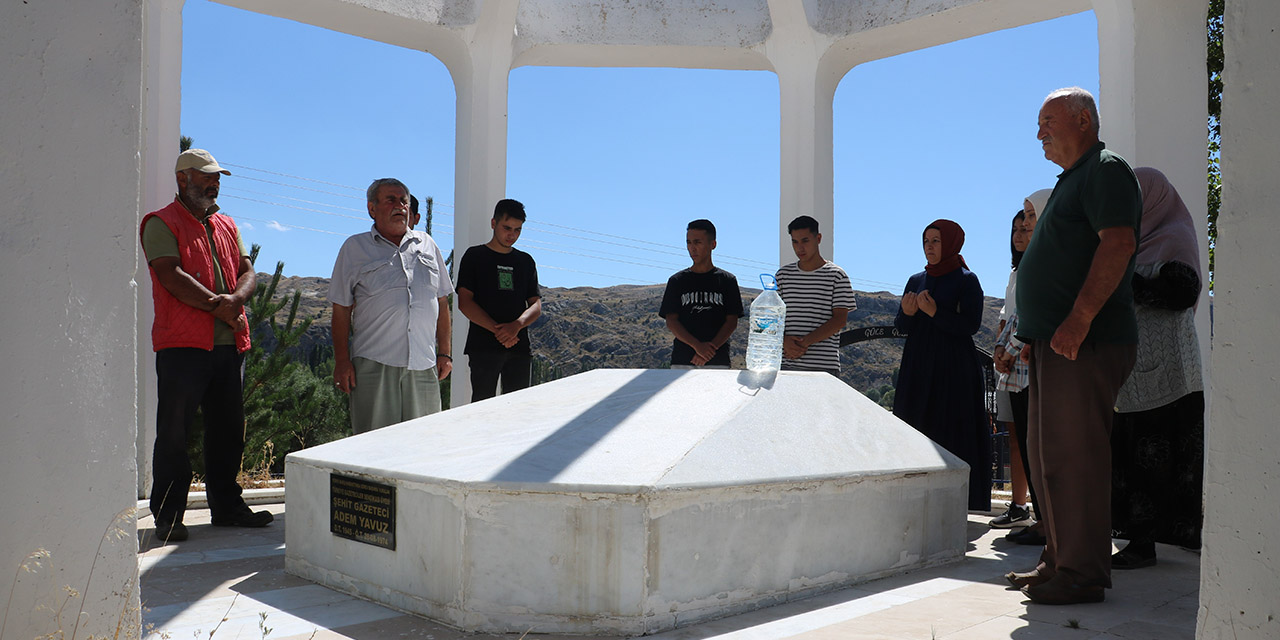 Türkiye’nin ilk basın şehidi Adem Yavuz mezarı başında anıldı
