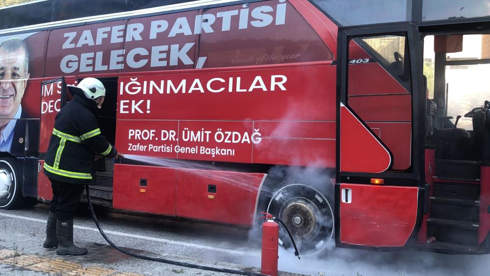 Ümit Özdağ'ın seçim otobüsü yandı!