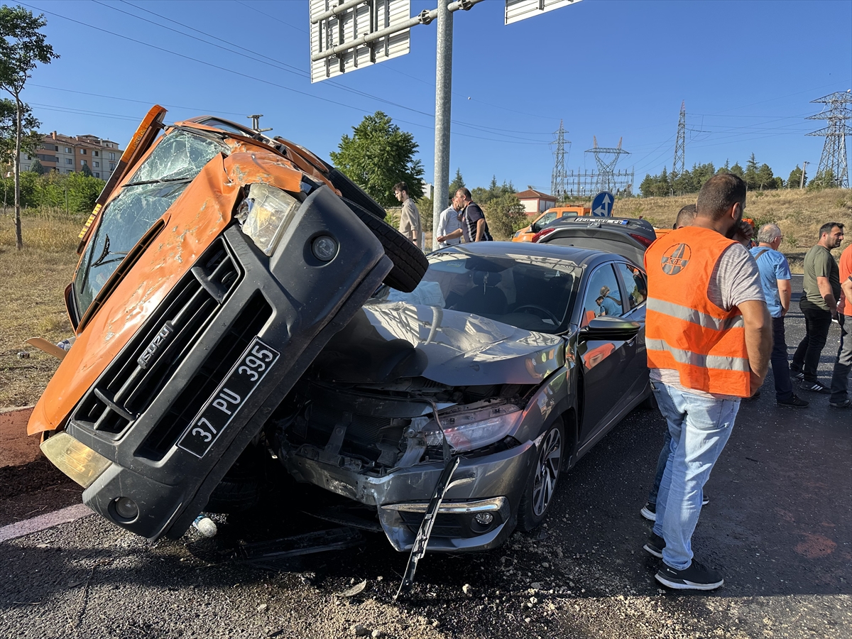 Karabük'te kamyonetle otomobilin çarpışması sonucu 6 kişi yaralandı