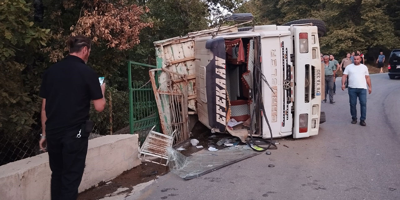 Karabük'te tomruk yüklü kamyon devrildi!