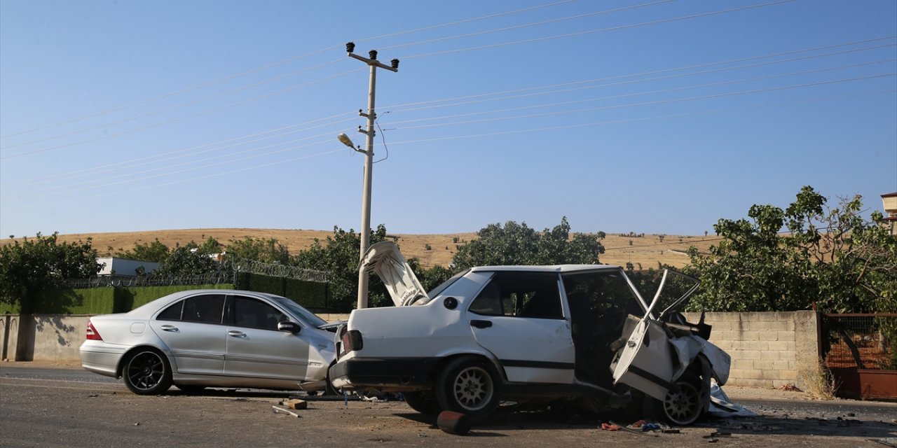 GÜNCELLEME - Gaziantep'te 2 otomobil çarpıştı, 1 kişi öldü, 5 kişi yaralandı