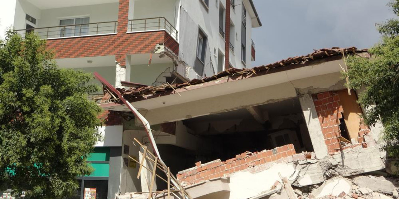 Malatya'da hasarlı bir bina sağlam binanın üzerine çöktü!