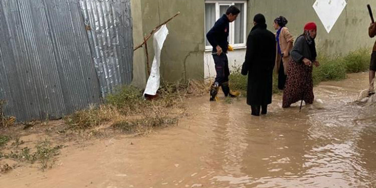 Van'daki sağanak su baskınına neden oldu!