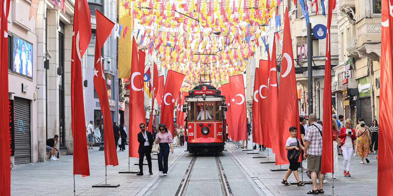 İstiklal Caddesi 30 Ağustos'ta Türk bayraklarıyla donatıldı