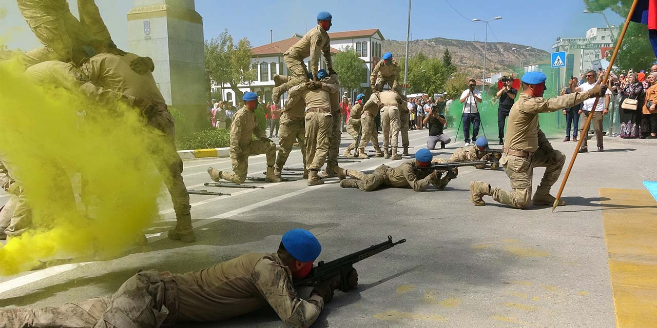 Çankırı'da komandoların gösterisi büyüledi