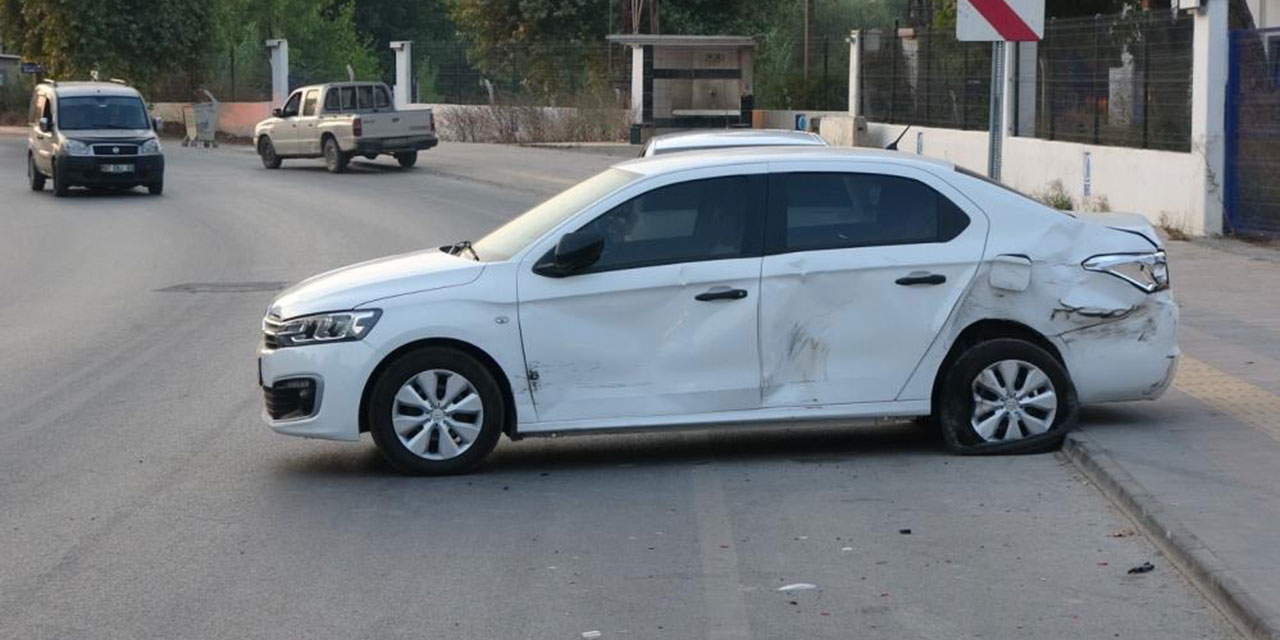 Antalya'da bir kamyonet park halindeki araca çarptı!