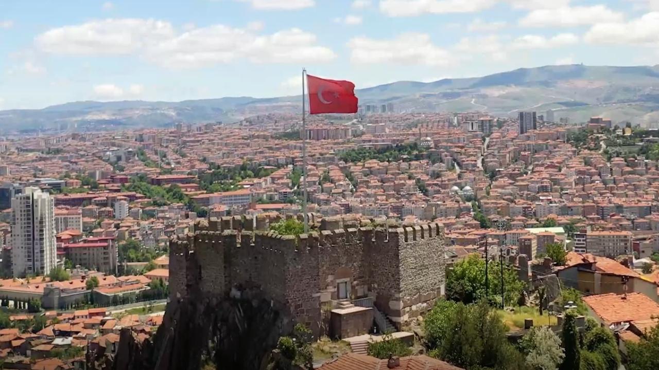 Eski Meclis binası ve Ankara Kalesi’ne Türk bayrağı yansıtılacak