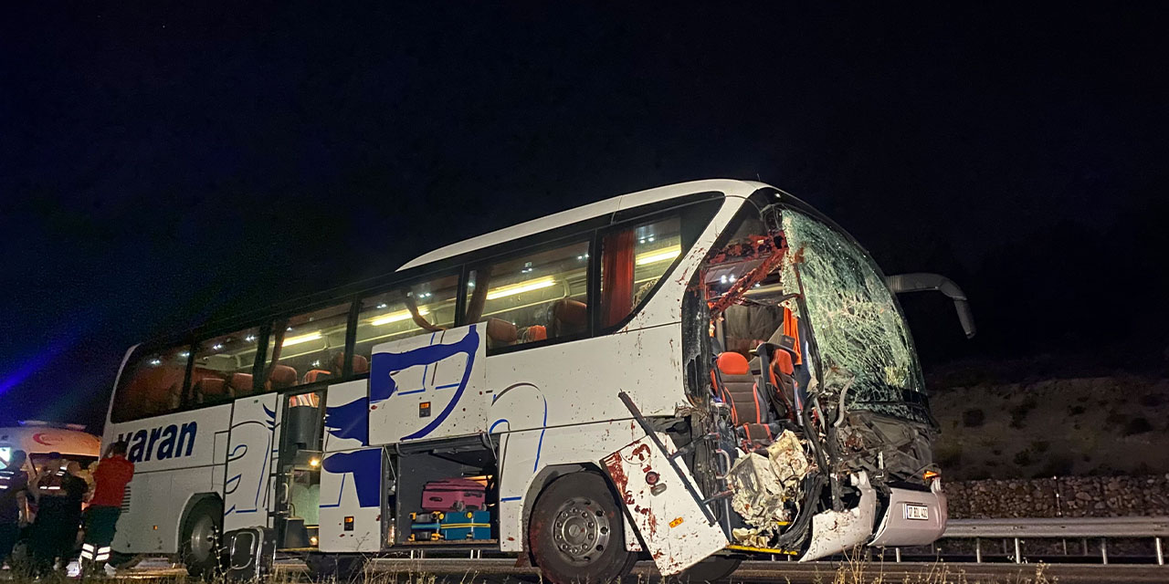 Uşak’ta yolcu otobüsü TIR'a arkadan çarptı: 1’i ağır 15 yaralı!