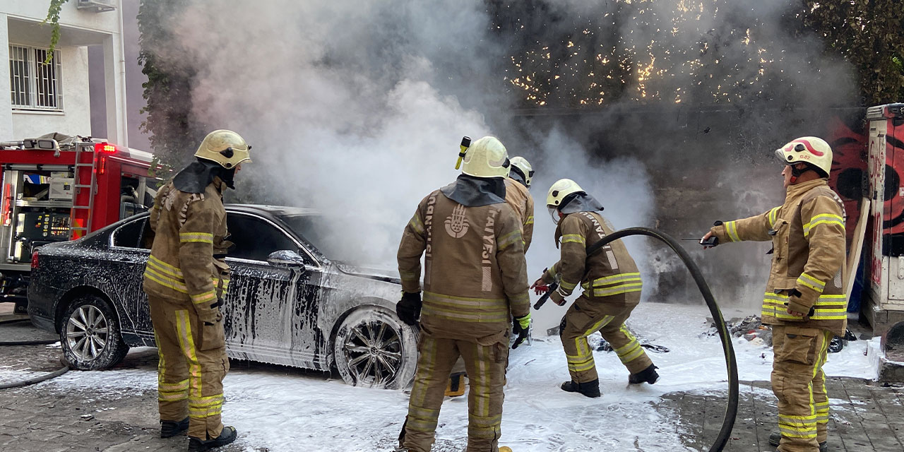 Beyoğlu’nda park halindeki otomobil cayır cayır yandı