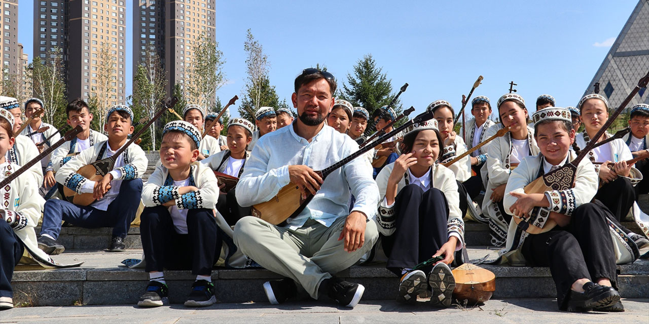 Kazak sanatçı yüzlerce çocuğa dombra çalmayı öğretti