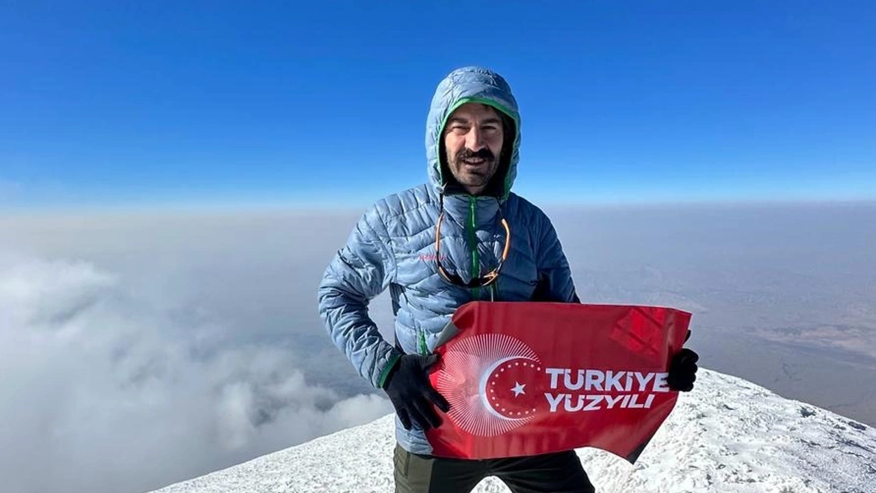 Ağrı Dağı'nın zirvesinde "Türkiye Yüzyılı" flaması açıldı