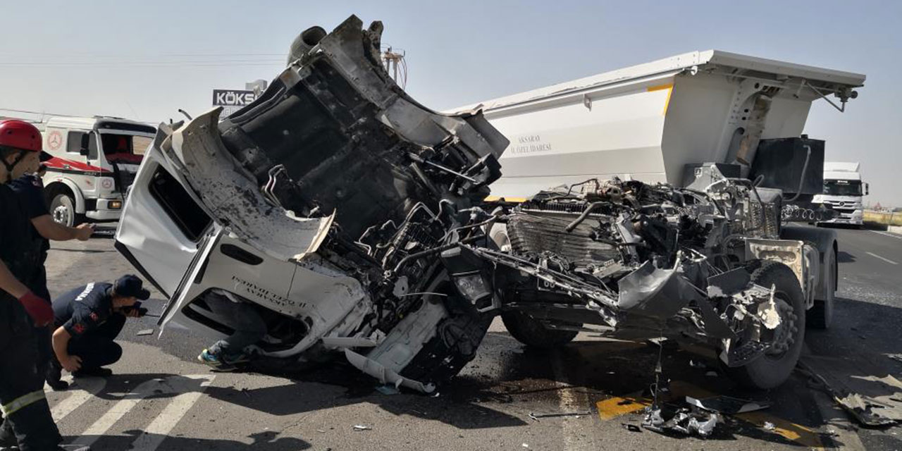 Aksaray'da trafik kazası: 2 tır ve 1 kamyon çarpıştı!