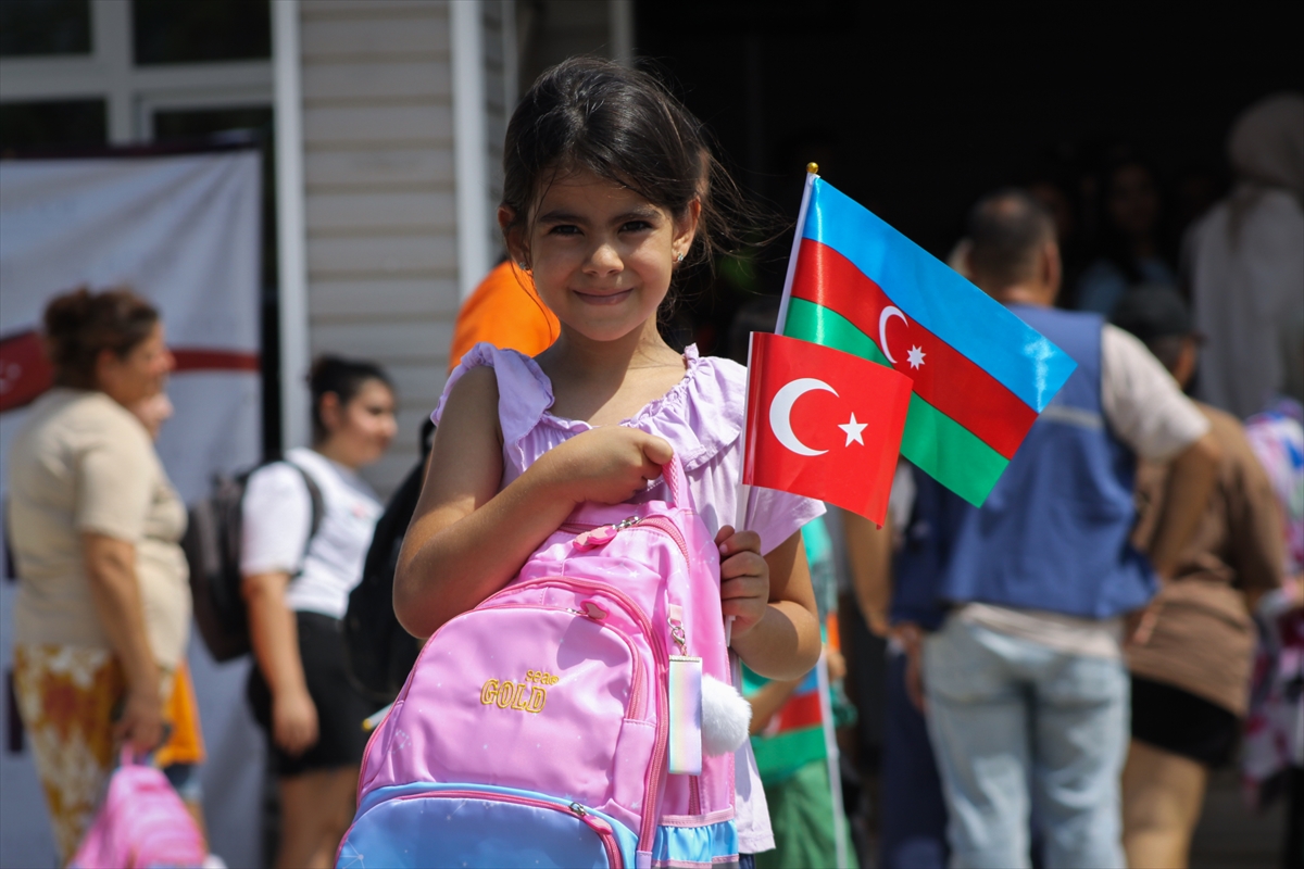 Azerbaycan'dan Hatay'daki depremzede öğrencilere kırtasiye yardımı