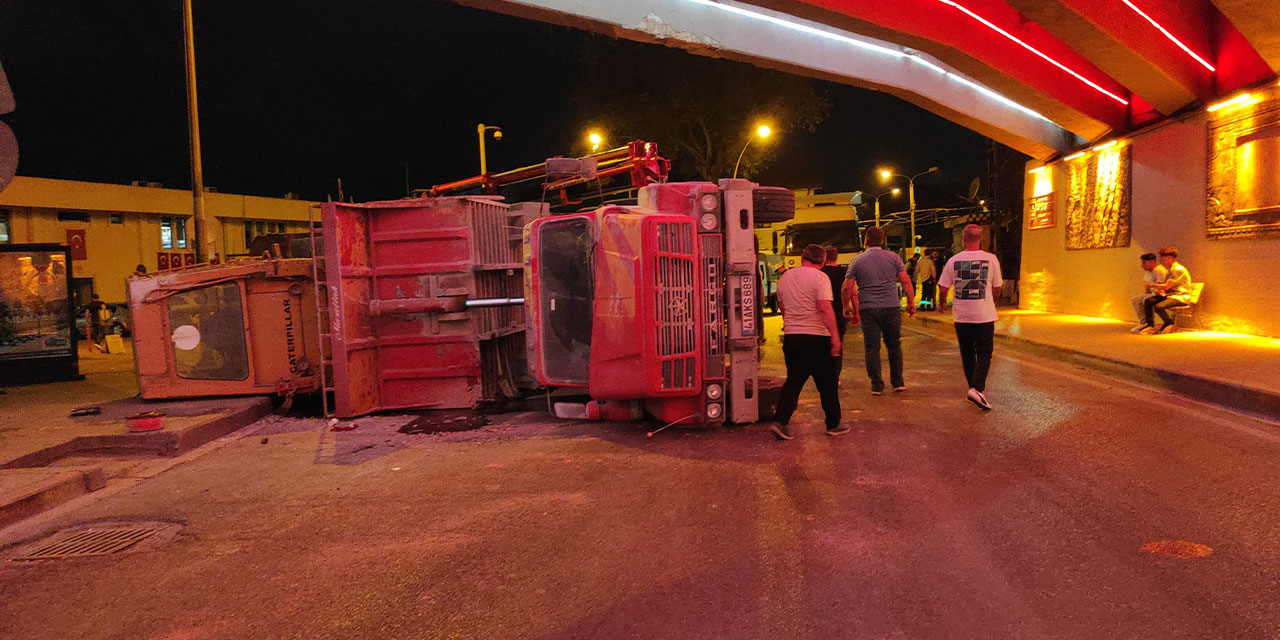 Facia ucuz atlatıldı: Buldozer yüklü kamyon alt geçidin tavanına çarpıp devrildi