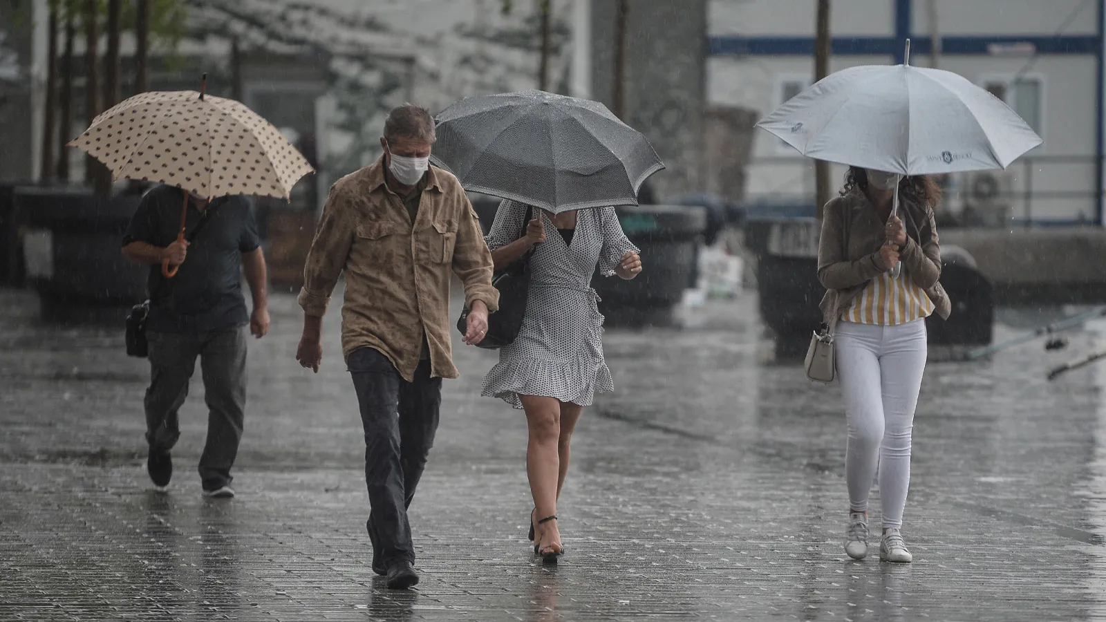 Ankara'da kavurucu sıcaklıklar yerini yağışlı havaya bırakacak: Pazar günü sağanak  yağış bekleniyor!
