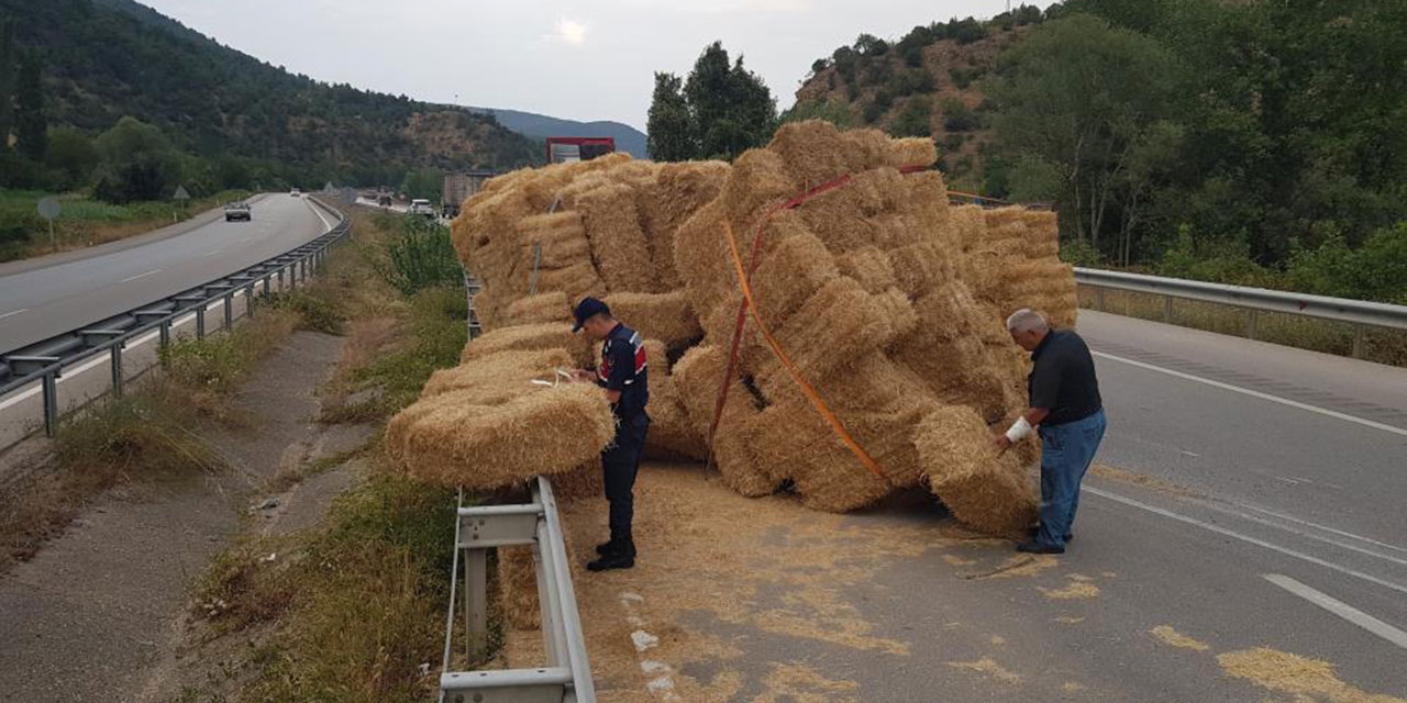 Karabük'te saman yüklü kamyon devrildi!